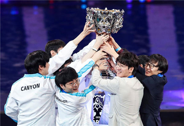 LoL Esports官方：Xiaohu选手八次打进世界赛，仅缺席2020年S赛